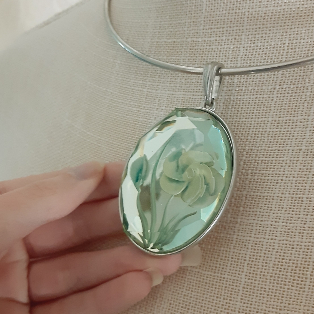 Floral Pendant Silver Tone Circle Necklace (C 1945) - Picture 2 of 6